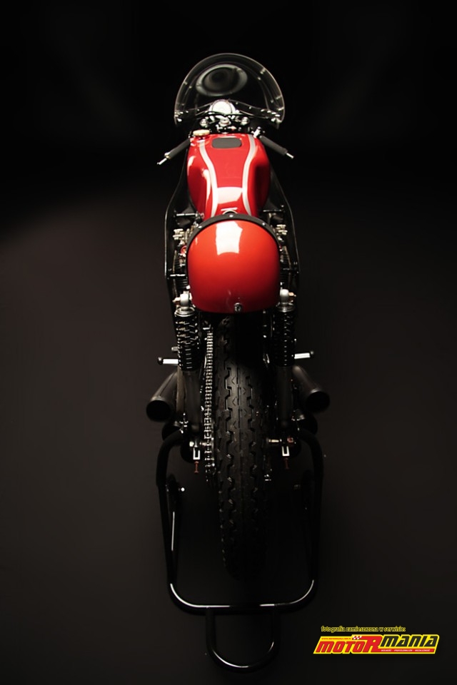 Honda RC166 z gory - fot returnofthecaferacers_com