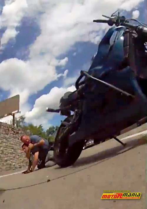 motocykl na stopce, motocyklista obezwladniony