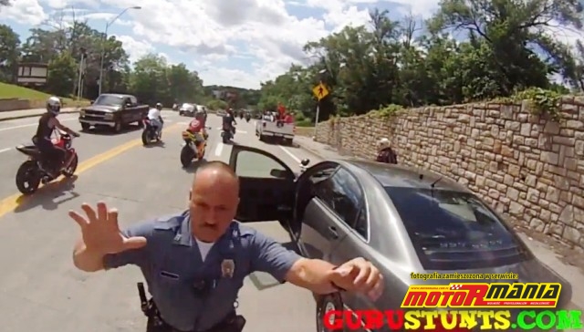 policjant w natarciu na stuntera