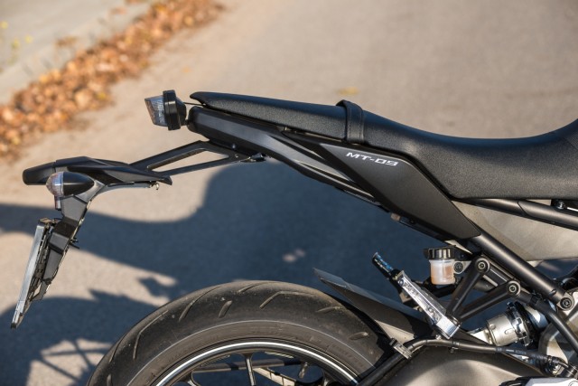 tylna sekcja i odstajaca lampa - detale Yamaha MT-09