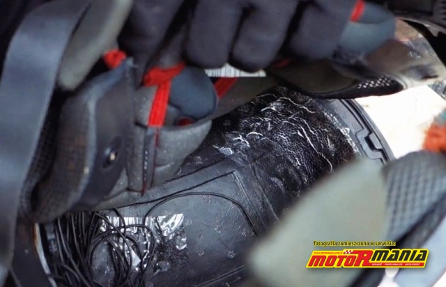 wnetrze kasku po mocnym uderzeniu