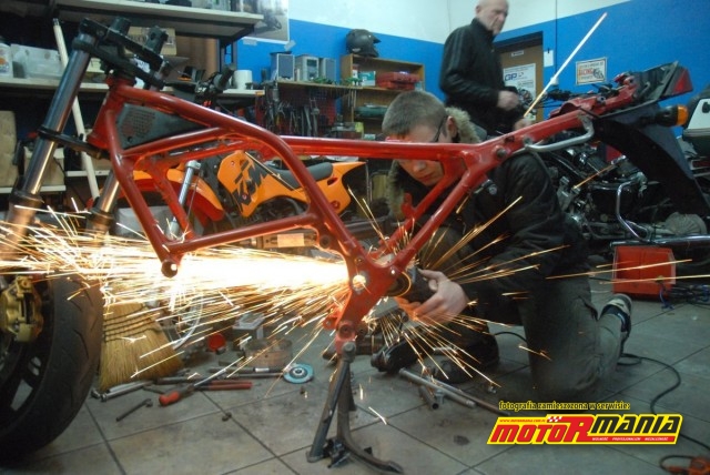 03-Smelka-i-Bodek-przerabiaja-rame