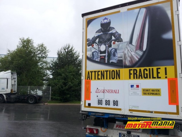 Attention fragile reklama motocyklisci ciezarowki