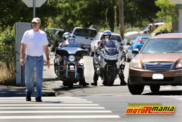 motocyklisci-pieszy-na-pasach