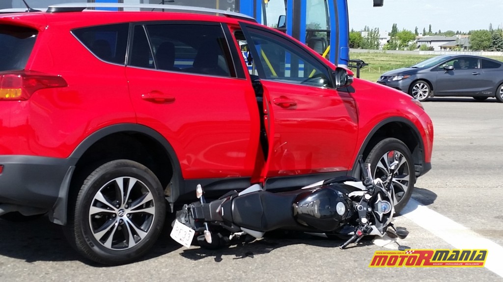 Toyta Rav4 vs CBR125R (1)