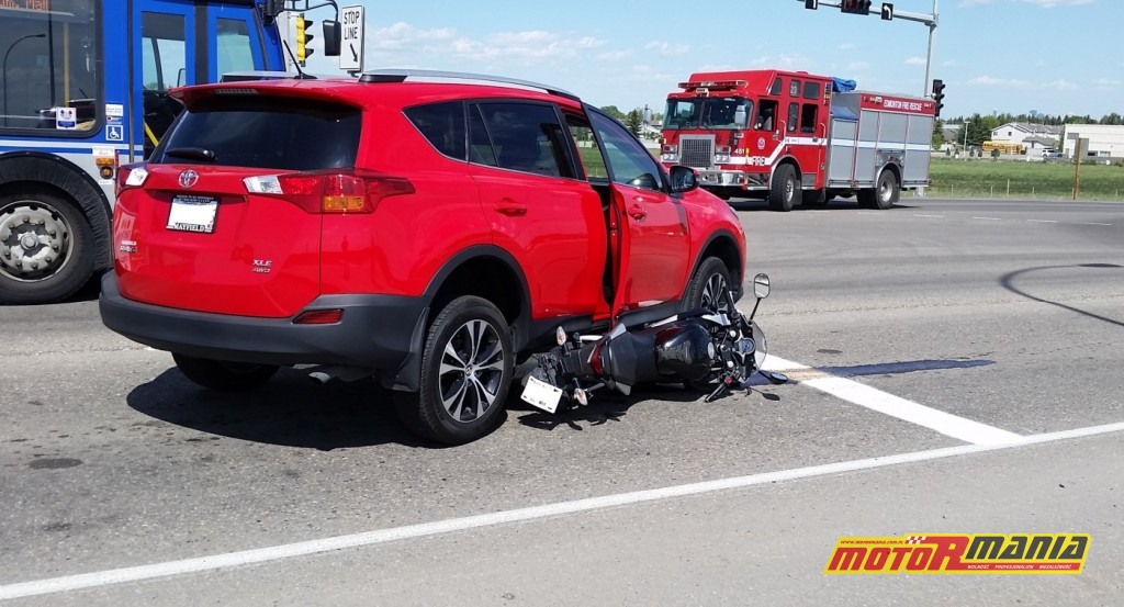 Toyta Rav4 vs CBR125R (2)