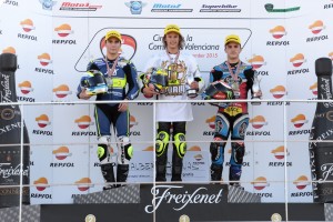 Podium sezonu Moto3; od lewej Arenas, Bulega i Canet