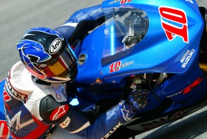 Roberts w akcji w sezonie 2004, zdjęcia: MotoGP.com i Suzuki