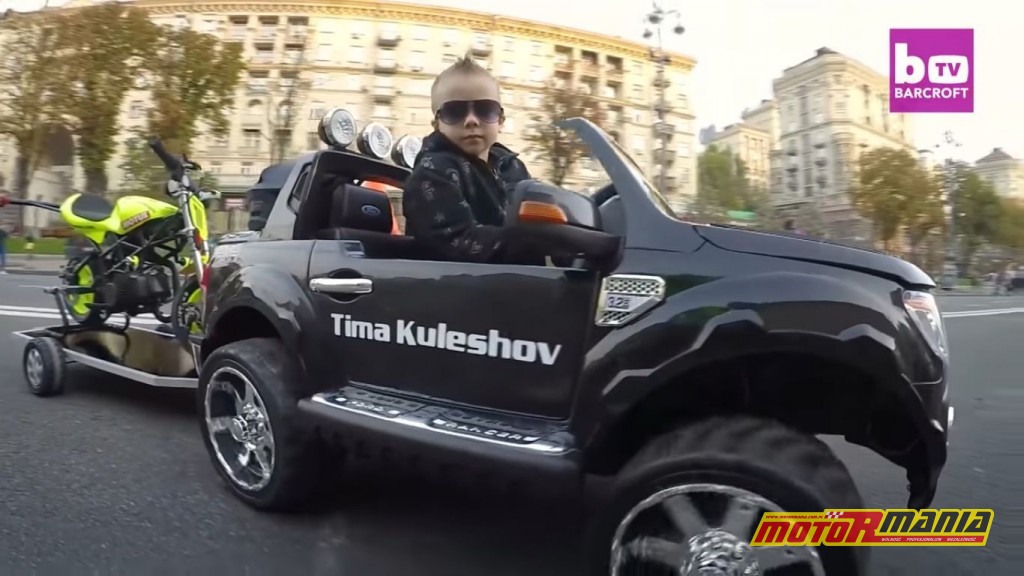 Tima Kuleshov w swoim pickupie ze stunt psem