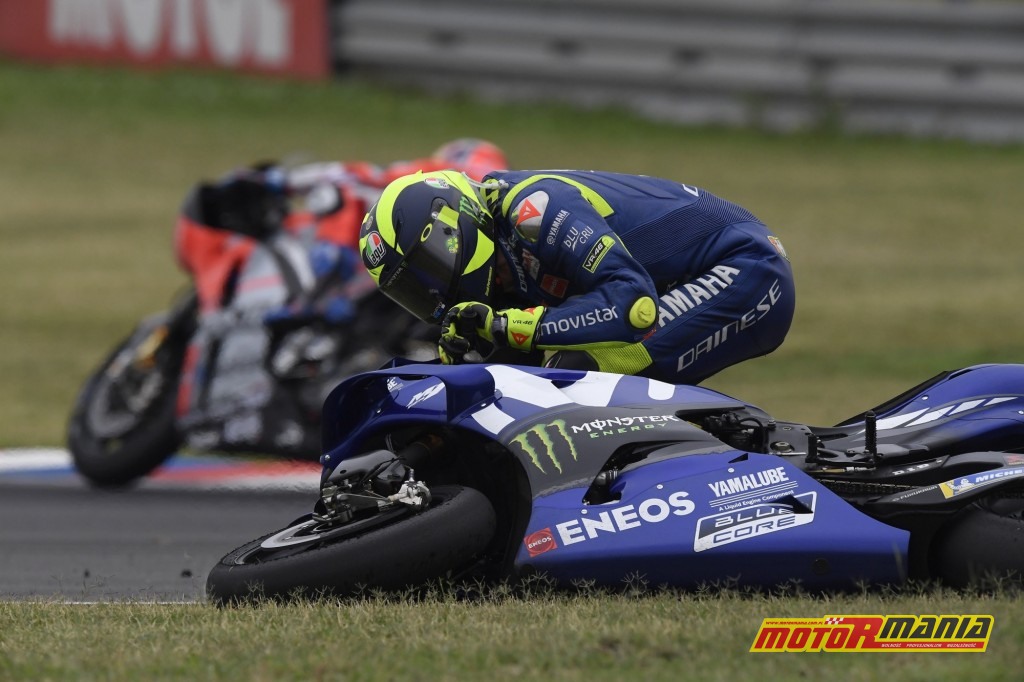 Rossi nie krył wściekłości i trudno mu się dziwić, ale czy nie przesadził zarzucając Marquezowi działanie z premedytacją? - zdjęcia: motogp.com