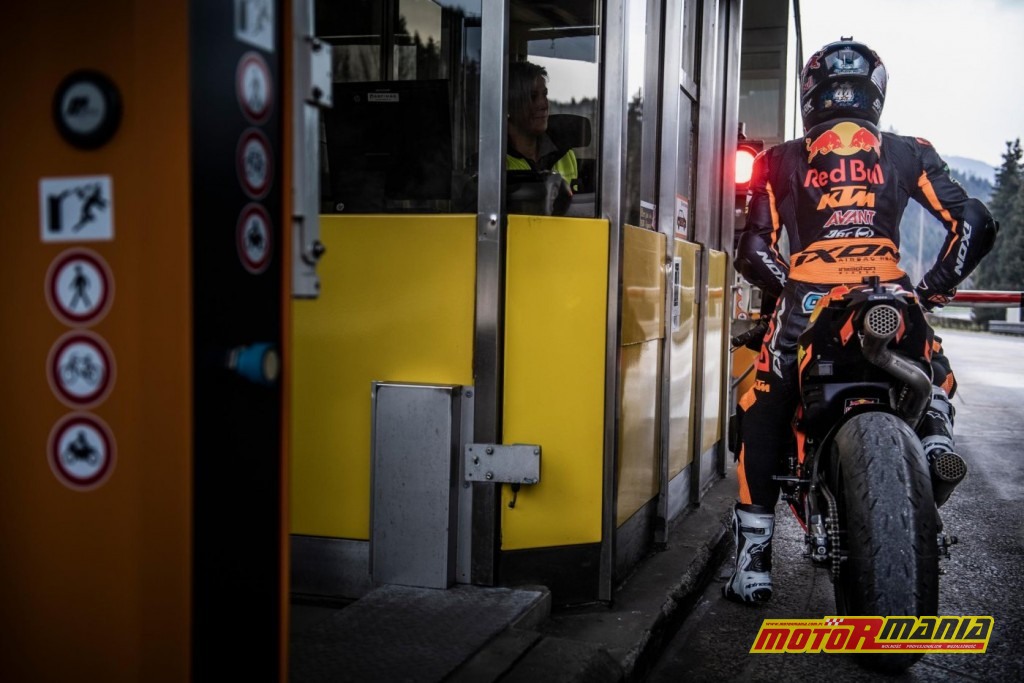 KTM RC16 i Miguel Oliveira w tunelu  (4)