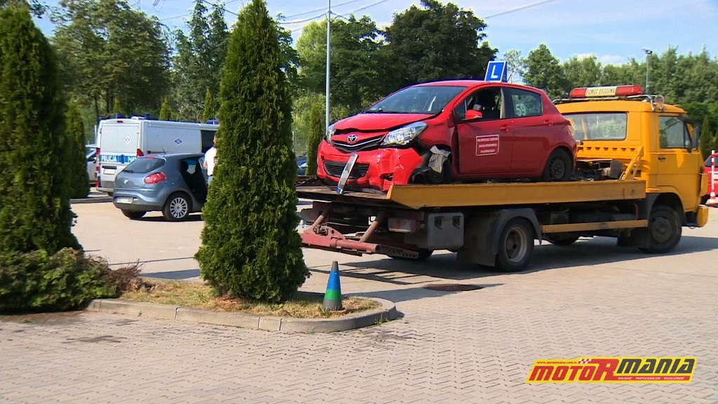 Samochód egzaminacyjny na miejscu zdarzenia, już na lawecie. (fot. TVN24)
